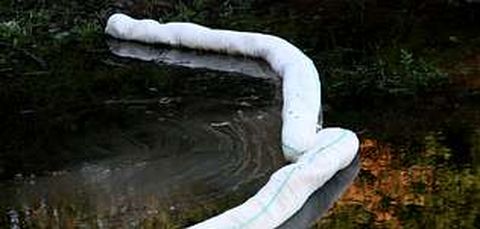 El embalse tiene varias barreras anticontaminaci�n.