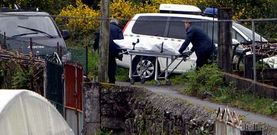 El cad�ver fue hallado por un operario del Concello de Vilanova en una pista a trescientos metros de la casa de la v�ctima.
