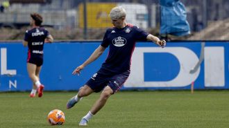 Adrián Guerrero, en un entrenamiento con el primer equipo del Deportivo al final de la pasada temporada