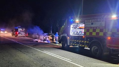 Los bomberos del GES de Mu��os sofocaron el incendio en el veh�culo en Bande.