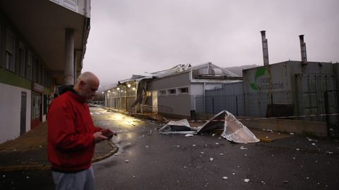 El temporal levanta la cubierta de la piscina municipal de Noia