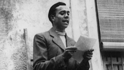 Miguel Hernndez, leyendo su Elega a Ramn Sij el 14 de abril de 1936, el da en que dedicaron a su amigo fallecido una plaza en Orihuela. 