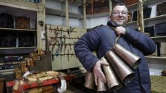 Moncho Blanco, artesano talabartero, con las chocas que usan los felos en el entroido de Maceda