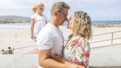 Futuro matrimonio. David Costa y Jennifer P�rez, de Malpica, se casar�n el 6 de agosto en A Torre de Laxe, ceremonia civil incluida, algo que est� en auge. �Ti��mola fixada para este ano, sempre e cando non tiveramos que casar coa m�scara�, explicaron.