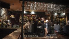 El equipo del Miudi�o tras la barra