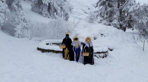 Los Reyes Magos encontraron mucha nieve en su visita de este a�o a Folgoso do Courel