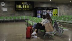 Dos chicas en el aeropuerto de Alvedro
