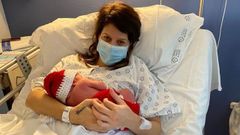 Lois Giz Pell�n, el primer beb� del a�o en Ferrolterra, junto a su madre.