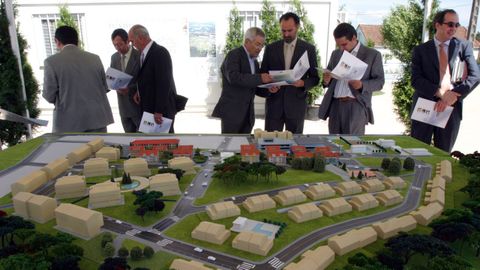 El proyecto Val da Ramallosa comenzó a desarrollarse en el año 2005 pero no llegó a completarse y parte del espacio presentado ese año (en la imagen) está abandonado