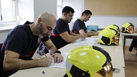 Los nuevos bomberos de Lugo firmaron ayer su incorporación