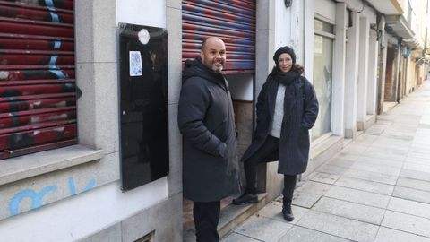 Gonzalo y Blanca, a la entrada de su local, que van a reformar para abrir nuevo restaurante antes de Semana Santa