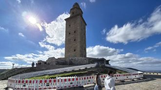 Vista de la torre de H�rcules, con una zona vallada desde el pasado marzo por la paralizaci�n de las obras en el interior