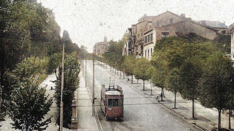 Un tranva bajando por la calle Toreno de Oviedo en direccin a Ura, en una imagen coloreada que se tom sobre los aos 30 del siglo XX