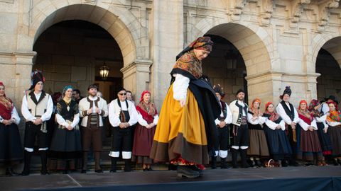 Desfile de traje tradicional gallego en el Domingo das Mozas