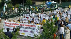 Protesta de la plataforma de vctimas del Alvia en Angrois