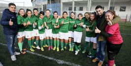 Roberto Beceiro, el primero por la izquierda junto a sus jugadoras y �lvaro, el segundo entrenador. 