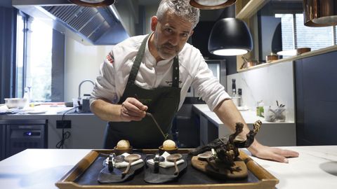 Miguel González, en la cocina del restaurante situado en la avenida de Pontevedra de Ourense
