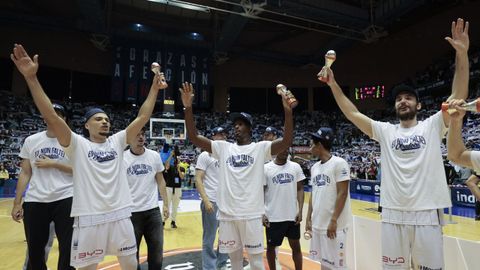 Brito -izquierda- y &Aacute;lex Gal&aacute;n -derecha- en la celebraci&oacute;n del t&iacute;tulo de campeones de Primera FEB