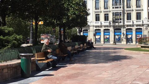 Ovetenses en los bancos de la Escandalera