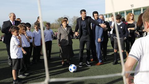 Luis Figo visito el colegio Miraflores
