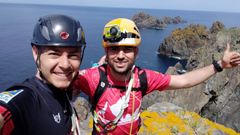 Rub�n Bugliot y Manuel D�az, en lo alto del Pico da Moreira, con los Aguill�ns del cabo Ortegal al fondo
