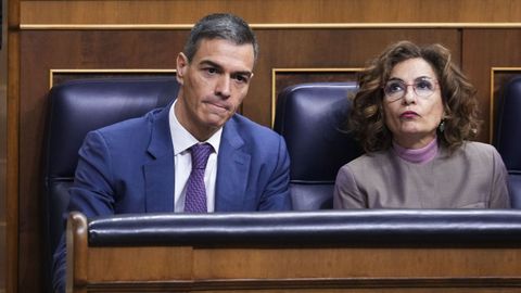 El presidente del Gobierno, Pedro S&aacute;nchez y las vicepresidenta primera, Mar&iacute;a Jes&uacute;s Montero, en una sesi&oacute;n de control en el Congreso.