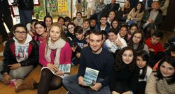 Los autores del libro estuvieron arropados ayer por alumnos del colegio San Tom�. 