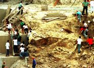 Los vecinos, intentando acceder a las obras