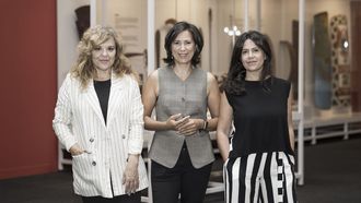Fotograf&iacute;a institucional da directora xerente Ana Isabel V&aacute;zquez coas comisarias da exposici&oacute;n &laquo;Ser noutras&raquo; Ver&oacute;nica Santos e Chus Mart&iacute;nez.