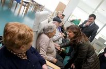 La conselleira, Beatriz Mato, y el alcalde pont�s, saludaron a los usuarios de las instalaciones.