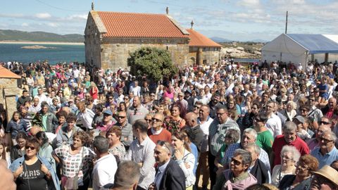 Fieles durante la gran romar�a da Nosa Virxe da Lanzada en el a�o 2019.