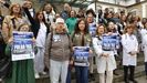 las tcnicas de anlisis clnicos Pili Sarmiento e Isabel Fontn, en primer trmino, con sus compaeros durante la concentracin de este jueves en el Hospital Provincial de Pontevedra