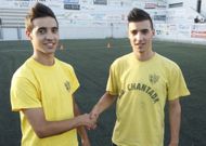 Los hermanos Sa�l -a la izquierda- y Samuel, en el campo de O Sango�edo. 