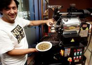 Marcos Ramos muestra c�mo se tuesta el caf� minutos antes de convertirlo en infusi�n.