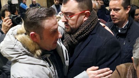 El presidente del Principado, Adri�n Barb�n, abraza a Francisco Dacu�a, en presencia de Marcelino Marcos L�ndez