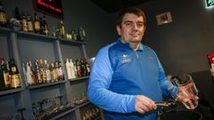 Antonio Fern�ndez, del Castelao, destaca la afluencia de clientes en los d�as grandes de las fiestas.