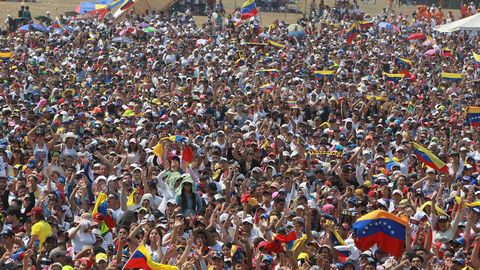 Asistentes disfrutan del concierto en el puente fronterizo de Tienditas, en C�cuta (Colombia)