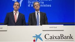 El consejero delegado de CaixaBank, Gonzalo Gort�zar, y el presidente de CaixaBank, Jordi Gual