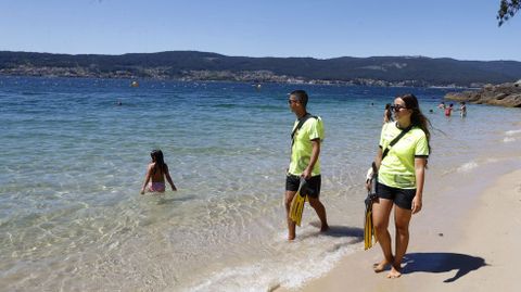 Socorristas en Portocelo, en Mar�n, un concello donde todas sus playas tienen bandera azul