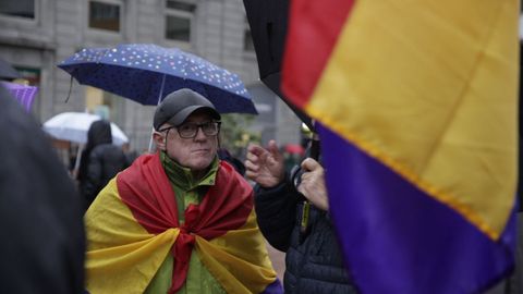 Manifestantes en la protesta republicana y en defensa del pueblo palestino organizada en la plaza de la Escandalera durante la entrega de los Premios Princesa de Asturias 2023.