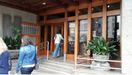 Portal del edificio de la calle General Elorza (Oviedo), junto al centro comercial Salesas, donde apareci� el cad�ver de un hombre asesinado