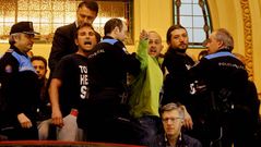 Desalojan del pleno a los ex trabajadores de la Torre