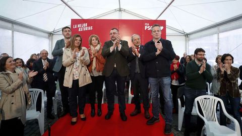 El candidato del PSOE a la Presidencia del Principado, Adrin Barbn (c), y candidatos de este partido en las elecciones municipales y europeas participaron en Oviedo en un acto de inicio de campaa. 