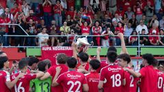 La afici�n del Negreira y los jugadores celebran la conquista de la Copa do Sar