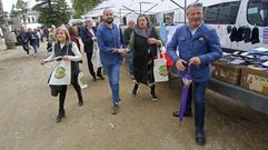 Iv�n Puentes, en el centro, en pasado mes de abril durante el primer mercadillo celebrado en la Alameda