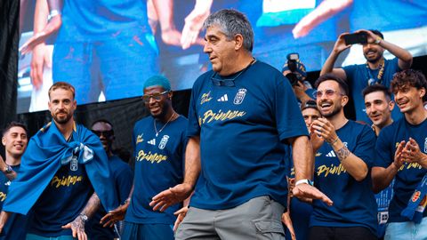 Silvino Aparicio, utillero del Real Oviedo, en la celebraci�n del ascenso