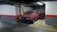 El coche abandonado en el p�rking de la plaza de la Escandalera en Oviedo