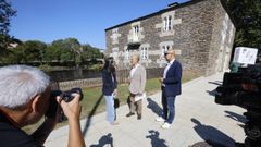 La rectora de la USC y el vicerrector del campus de Lugo con el presidente de la Confederaci�n delante del ahora Mu��o de Olga