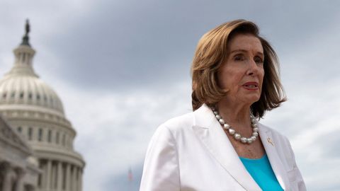 Nancy Pelosi, con el Capitolio al fondo.
