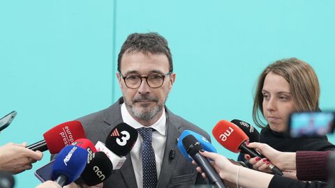 El vicepresidente y portavoz de Junts, Josep Rius, ofrece declaraciones a los medios en una rueda de prensa, en Barcelona.